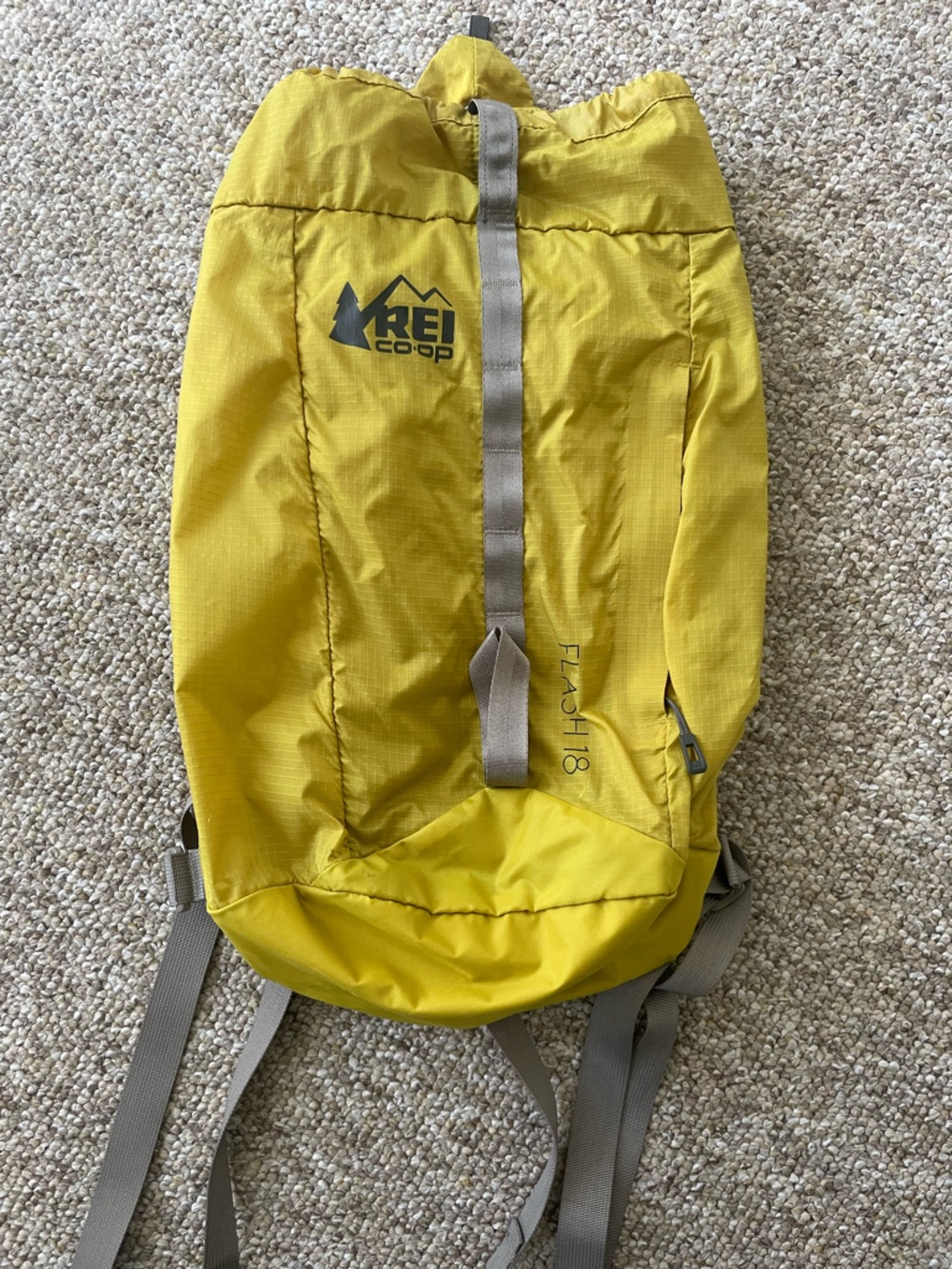 REI Co-op Flash 18 Pack in Bright Yellow with Gray Accents Unisex
